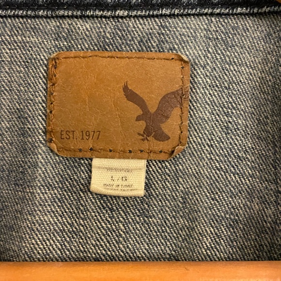 American Eagle size Large denim jacket. Cropped, lightly distressed - Picture 3 of 4